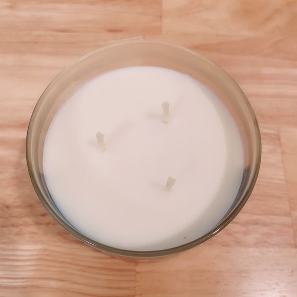 Bath & body Works Winter three-wick Candle - Picture 3 of 6